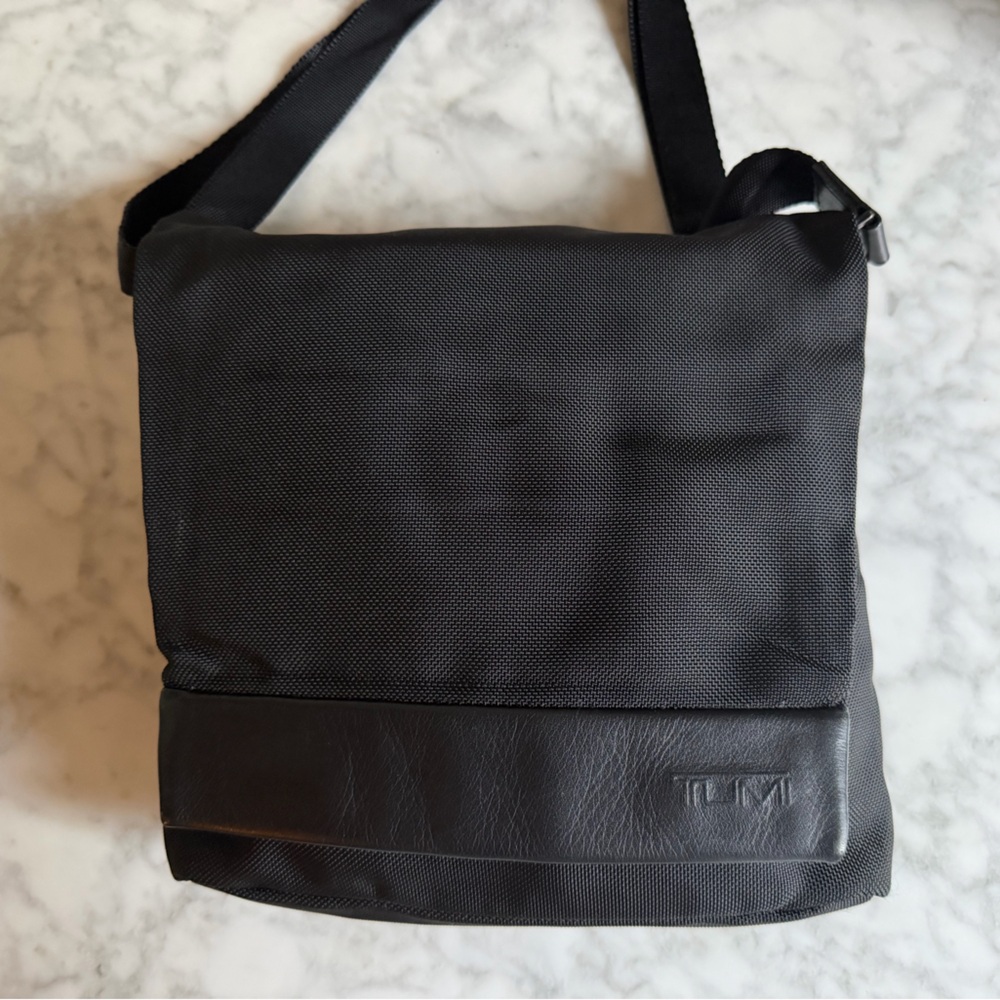 Men's TUMI Black Crossbody Laptop Messenger Bag Leather and Nylon Magnetic Close